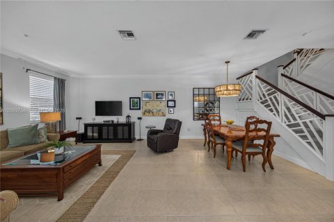 Townhouse in Pembroke Pines, Florida 3 bedrooms, 215.53 sq.m. № 2382819 - photo 5