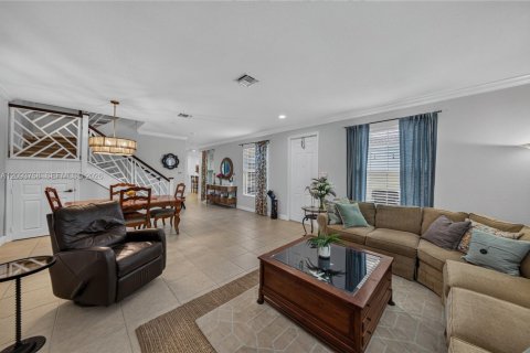 Townhouse in Pembroke Pines, Florida 3 bedrooms, 215.53 sq.m. № 2382819 - photo 10