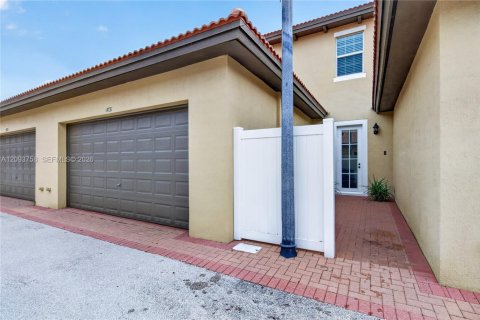Townhouse in Pembroke Pines, Florida 3 bedrooms, 215.53 sq.m. № 2382819 - photo 4