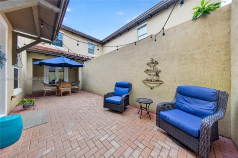 Townhouse in Pembroke Pines, Florida 3 bedrooms, 215.53 sq.m. № 2382819 - photo 2