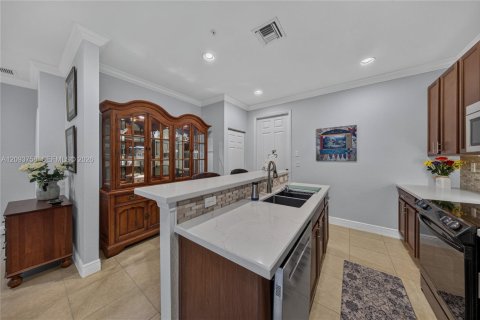 Townhouse in Pembroke Pines, Florida 3 bedrooms, 215.53 sq.m. № 2382819 - photo 14