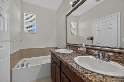 Townhouse in Pembroke Pines, Florida 3 bedrooms, 215.53 sq.m. № 2382819 - photo 30