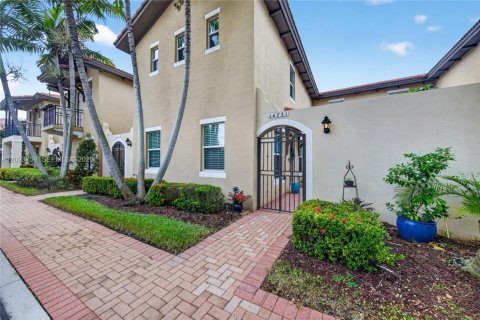 Townhouse in Pembroke Pines, Florida 3 bedrooms, 215.53 sq.m. № 2382819