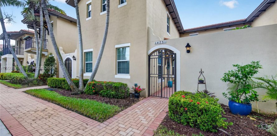 Townhouse in Pembroke Pines, Florida 3 bedrooms, 215.53 sq.m. № 2382819