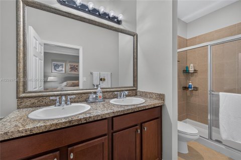Townhouse in Pembroke Pines, Florida 3 bedrooms, 215.53 sq.m. № 2382819 - photo 29