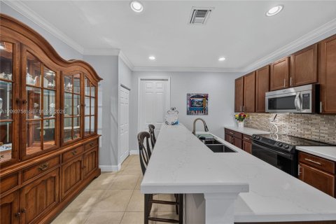 Townhouse in Pembroke Pines, Florida 3 bedrooms, 215.53 sq.m. № 2382819 - photo 13