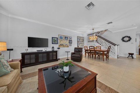 Townhouse in Pembroke Pines, Florida 3 bedrooms, 215.53 sq.m. № 2382819 - photo 9