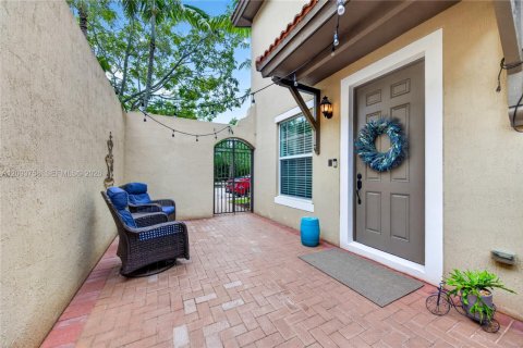 Townhouse in Pembroke Pines, Florida 3 bedrooms, 215.53 sq.m. № 2382819 - photo 3