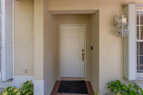 Снять в аренду виллу или дом в Дорал, Флорида 3 спальни, 176.98м2, № 1943919 - фото 6