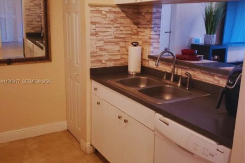 Condominio en venta en Miramar, Florida, 1 dormitorio, 67.82 m2 № 1998494 - foto 8