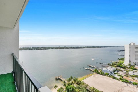 Condominio en West Palm Beach, Florida, 2 dormitorios № 2247672