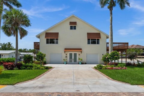 House in Bonita Springs, Florida 3 bedrooms, 319.21 sq.m. № 1786048 - photo 1