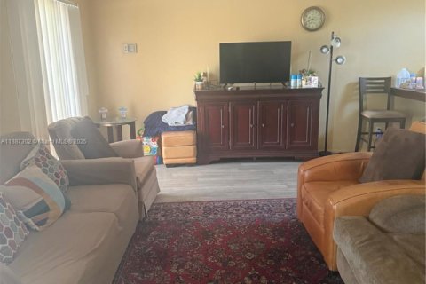 House in Lauderhill, Florida 2 bedrooms, 80.64 sq.m. № 1933012 - photo 1