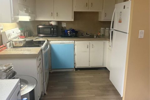 House in Lauderhill, Florida 2 bedrooms, 80.64 sq.m. № 1933012 - photo 4