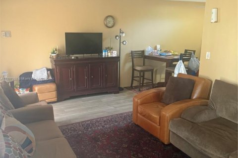 House in Lauderhill, Florida 2 bedrooms, 80.64 sq.m. № 1933012 - photo 2