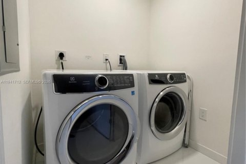 Copropriété à vendre à Miami, Floride: 2 chambres, 108.97 m2 № 2178928 - photo 24