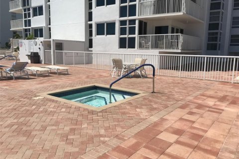 Condo in Pompano Beach, Florida, 2 bedrooms  № 2083949 - photo 25