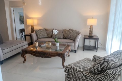 Condo in Pompano Beach, Florida, 2 bedrooms  № 2083949 - photo 11