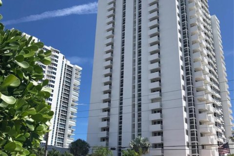 Condo in Pompano Beach, Florida, 2 bedrooms  № 2083949 - photo 2