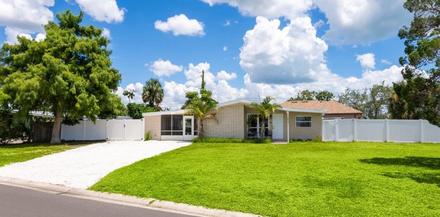 House in Bradenton, Florida 3 bedrooms, 118.54 sq.m. № 1810614