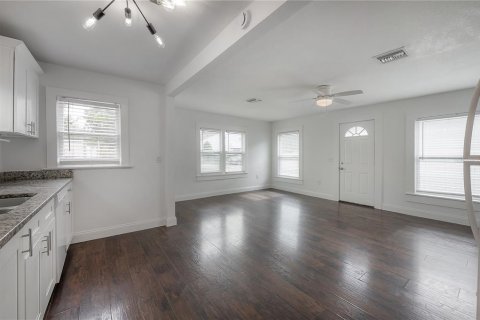 House in Tampa, Florida 3 bedrooms, 124.3 sq.m. № 2259396 - photo 7