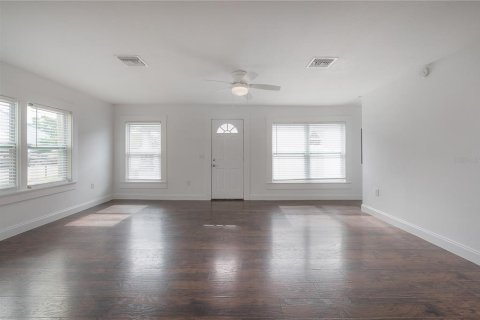 House in Tampa, Florida 3 bedrooms, 124.3 sq.m. № 2259396 - photo 11