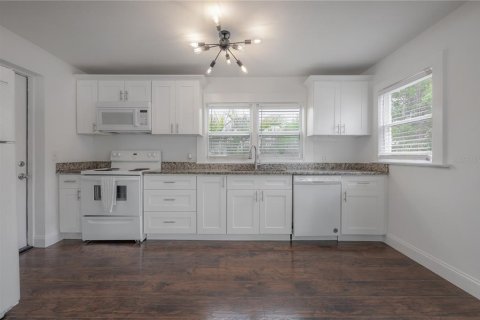 House in Tampa, Florida 3 bedrooms, 124.3 sq.m. № 2259396 - photo 5