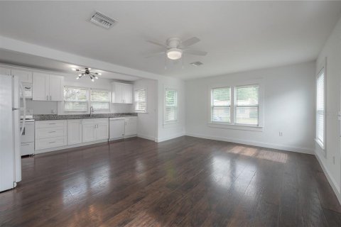 House in Tampa, Florida 3 bedrooms, 124.3 sq.m. № 2259396 - photo 6