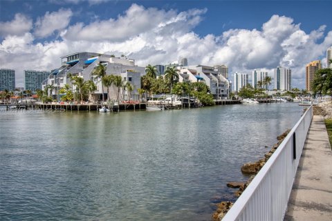 Copropriété à louer à Sunny Isles Beach, Floride: 1 chambre, 65.5 m2 № 1984512 - photo 16