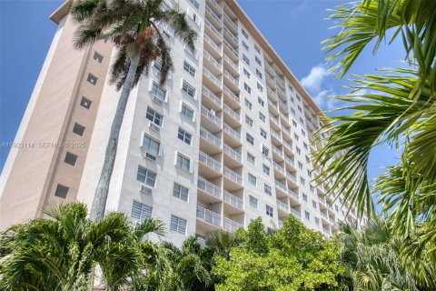 Copropriété à louer à Sunny Isles Beach, Floride: 1 chambre, 65.5 m2 № 1984512 - photo 19