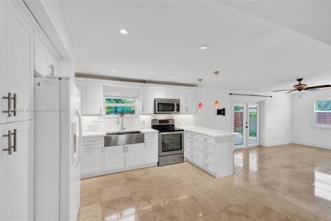 Villa ou maison à vendre à Miami, Floride: 3 chambres, 163.14 m2 № 1981720 - photo 14