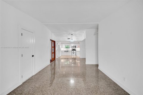 Villa ou maison à vendre à Miami, Floride: 3 chambres, 163.14 m2 № 1981720 - photo 8