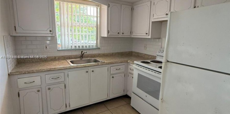 Estudio en el Condominio en Miami, Florida  № 1975519