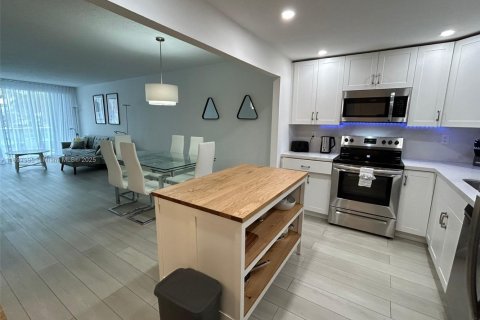 Condo in Sunny Isles Beach, Florida, 2 bedrooms  № 1949699 - photo 2