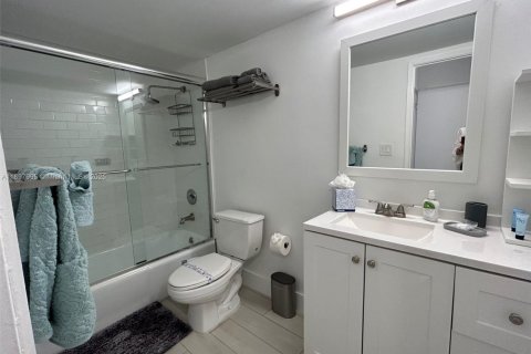 Condo in Sunny Isles Beach, Florida, 2 bedrooms  № 1949699 - photo 9