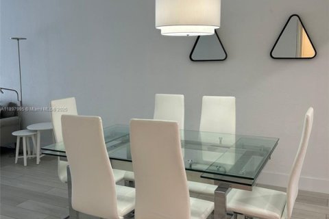 Condo in Sunny Isles Beach, Florida, 2 bedrooms  № 1949699 - photo 5