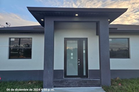 House in Lehigh Acres, Florida 3 bedrooms, 111.48 sq.m. № 1854868 - photo 1