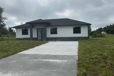 House in Lehigh Acres, Florida 3 bedrooms, 111.48 sq.m. № 1854868 - photo 3