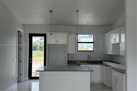 House in Lehigh Acres, Florida 3 bedrooms, 111.48 sq.m. № 1854868 - photo 6