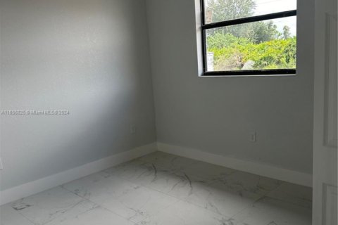 House in Lehigh Acres, Florida 3 bedrooms, 111.48 sq.m. № 1854868 - photo 10