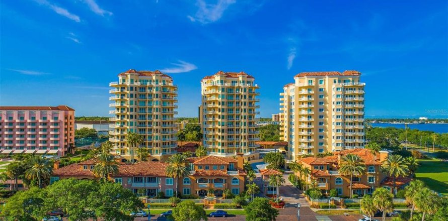Condo in Saint Petersburg, Florida, 3 bedrooms № 1915040