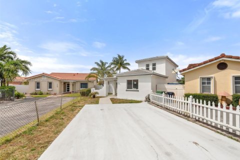Купить виллу или дом в Майами, Флорида 4 спальни, 188.5м2, № 1704790 - фото 1