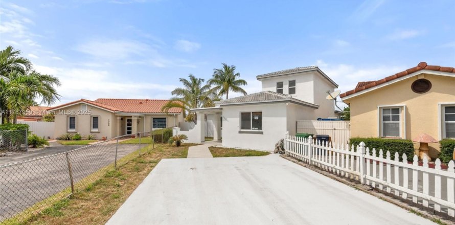House in Miami, Florida 4 bedrooms, 188.5 sq.m. № 1704790