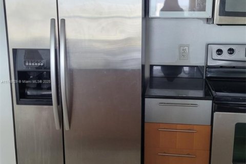 Condo in Miami, Florida, 1 bedroom  № 1960827 - photo 5