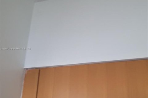 Condo in Miami, Florida, 1 bedroom  № 1960827 - photo 8