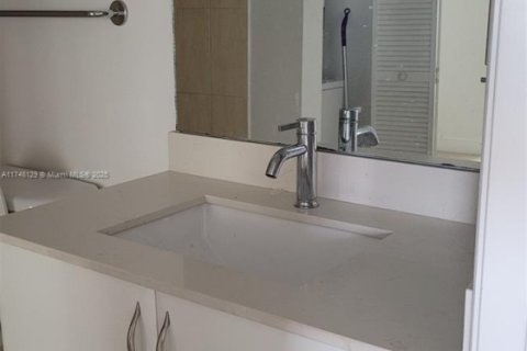 Condo in Miami, Florida, 1 bedroom  № 1960827 - photo 11