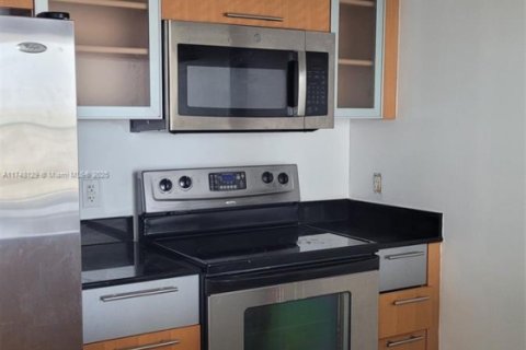 Condo in Miami, Florida, 1 bedroom  № 1960827 - photo 6