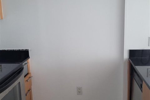 Condo in Miami, Florida, 1 bedroom  № 1960827 - photo 13