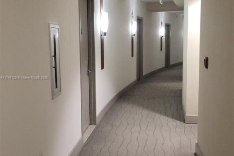 Condo in Miami, Florida, 1 bedroom  № 1960827 - photo 14