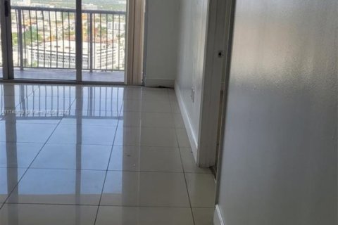 Condo in Miami, Florida, 1 bedroom  № 1960827 - photo 4